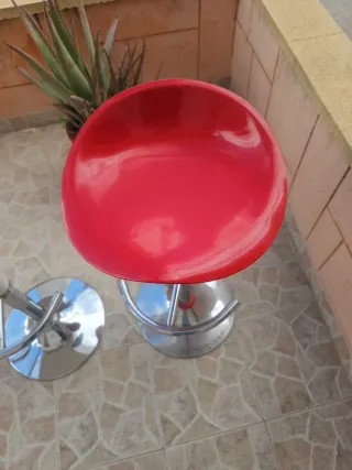 Taburetes altos rojos y blancos