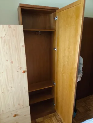 Armario de auténtica madera con espejo