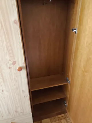 Armario de auténtica madera con espejo