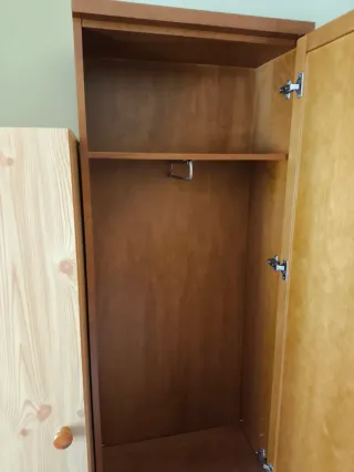 Armario de auténtica madera con espejo