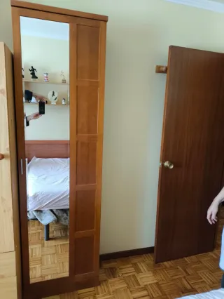 Armario de auténtica madera con espejo