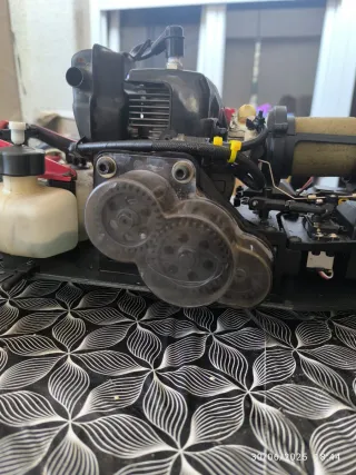 Motor RC con engranajes transparentes