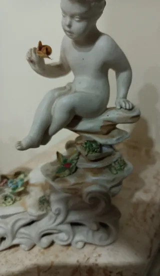 Antica statuina Puttino in ceramica di Capodimonte