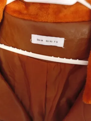 Chaqueta de piel marrón