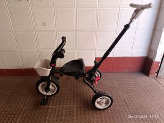 Triciclo infantil con empujador