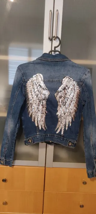 Chaqueta tejana tipo Levis con alas brillantes T-S