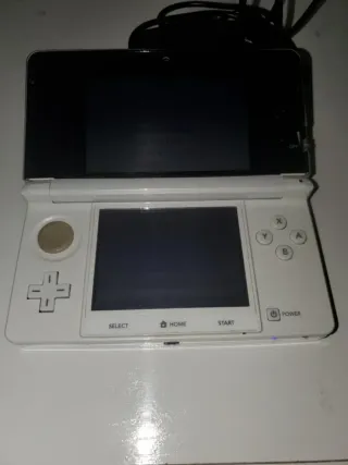 Nintendo 3DS blanca en buen estado.