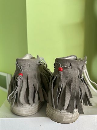 Sneakers grigie con frange