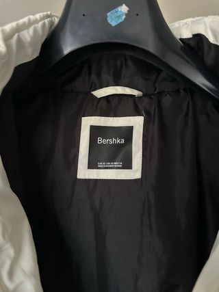 Chaqueta Bershka blanca acolchada hombre