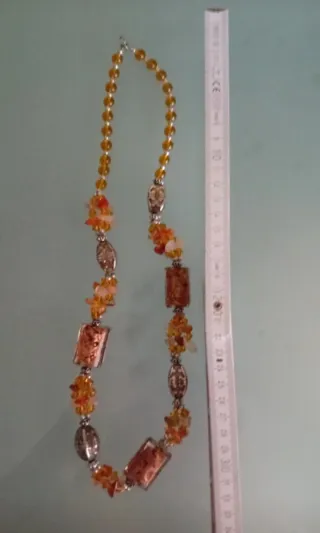 Collana lunga con perle dorate e arancioni