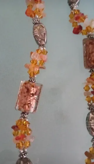 Collana lunga con perle dorate e arancioni