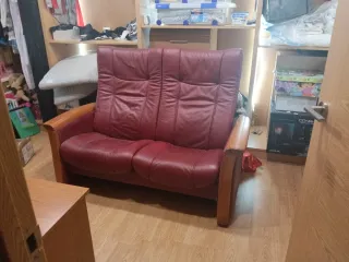 Divano in pelle rossa con struttura in legno