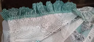 Cortinas de encaje y tela a cuadros