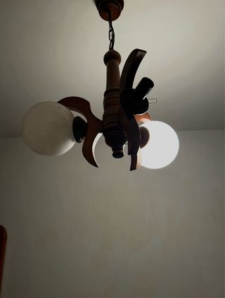 Lámpara de madera con globo de cristal