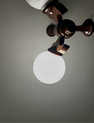 Lámpara de madera con globo de cristal