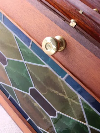 Puertas de madera con vidrieras emplomadas