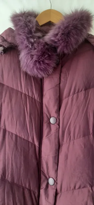 Chaquetón morado con capucha y pelo