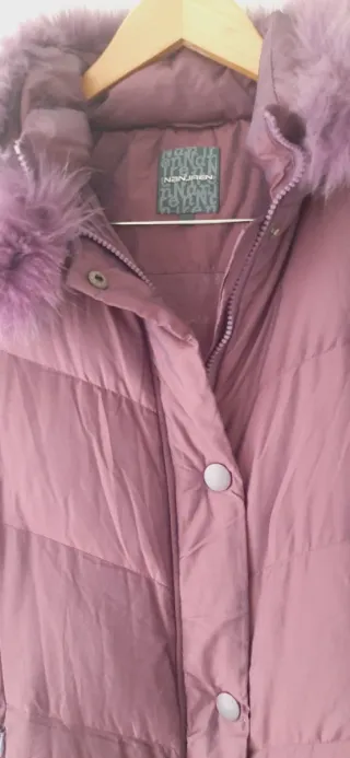 Chaquetón morado con capucha y pelo