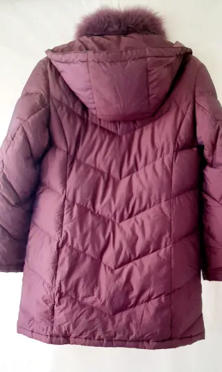 Chaquetón morado con capucha y pelo