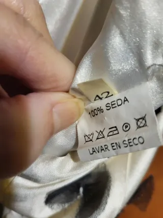 Vestido de cóctel con lazo negro