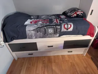 Vendo cama nido + colchón + armario pequeño.