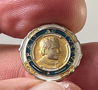 Pin antiguo con retrato