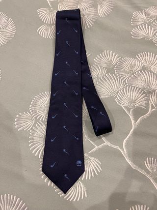 Corbata azul marino con estampado de pipa