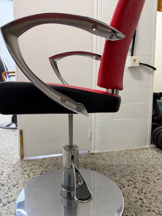 Sillón de barbería rojo y plateado sube,baja bien