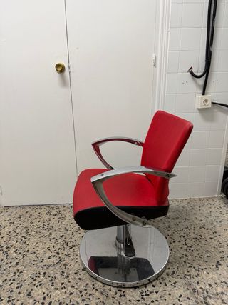 Sillón de barbería rojo y plateado sube,baja bien