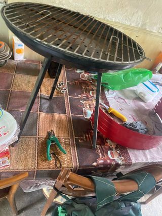 Barbacoa de metal y plástico