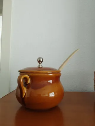 Cazuela de barro con cuencos