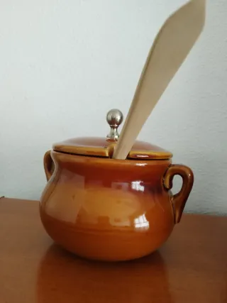 Cazuela de barro con cuencos