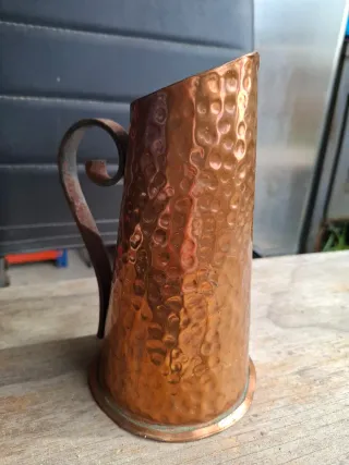 Jarra de cobre martillado con asa