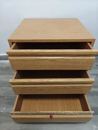 Cajonera/Mesita de madera y regalo Felpudo