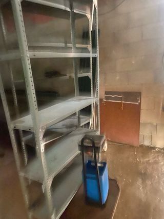 Estantería metálica gris y azul