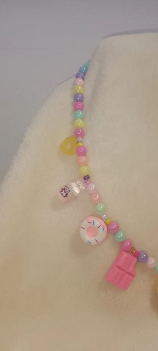 Collar de cuentas con dijes de dulces