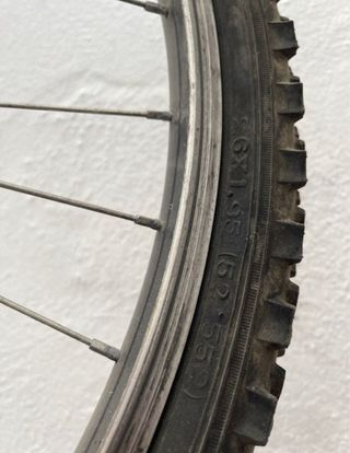 Bicicleta Orbea Blanca. Le falta una rueda.