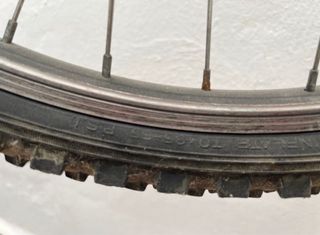 Bicicleta Orbea Blanca. Le falta una rueda.