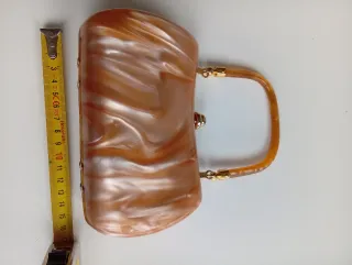 Bolso fiesta imitando nácar. Cierre roto