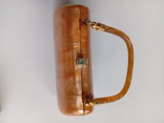 Bolso fiesta imitando nácar. Cierre roto