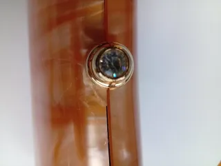 Bolso fiesta imitando nácar. Cierre roto