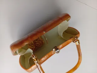 Bolso fiesta imitando nácar. Cierre roto