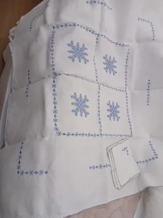 Mantel hilo bordado Lagartera azul y blanco