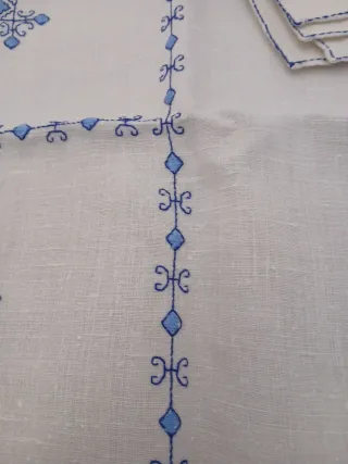 Mantel hilo bordado Lagartera azul y blanco