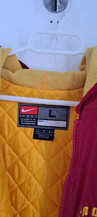 Chaqueta Nike reversible roja y amarilla