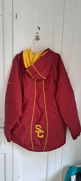 Chaqueta Nike reversible roja y amarilla