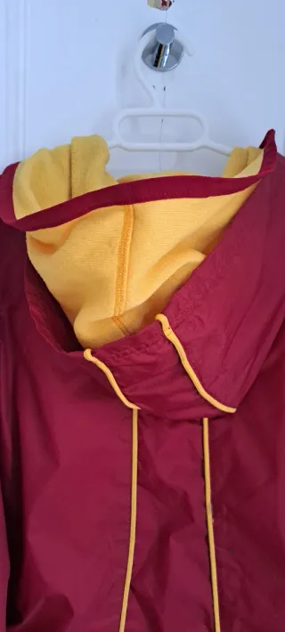 Chaqueta Nike reversible roja y amarilla