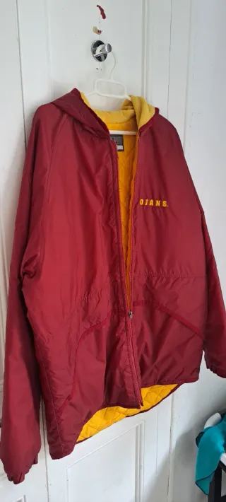 Chaqueta Nike reversible roja y amarilla