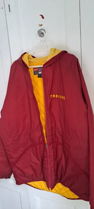 Chaqueta Nike reversible roja y amarilla