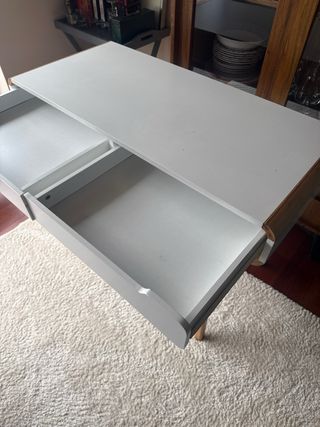 Mesa escritorio con cajones blanca y madera